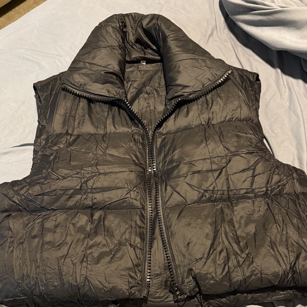 BRAND NEW Black Puffer Vest
Zip-up with adjustable ties